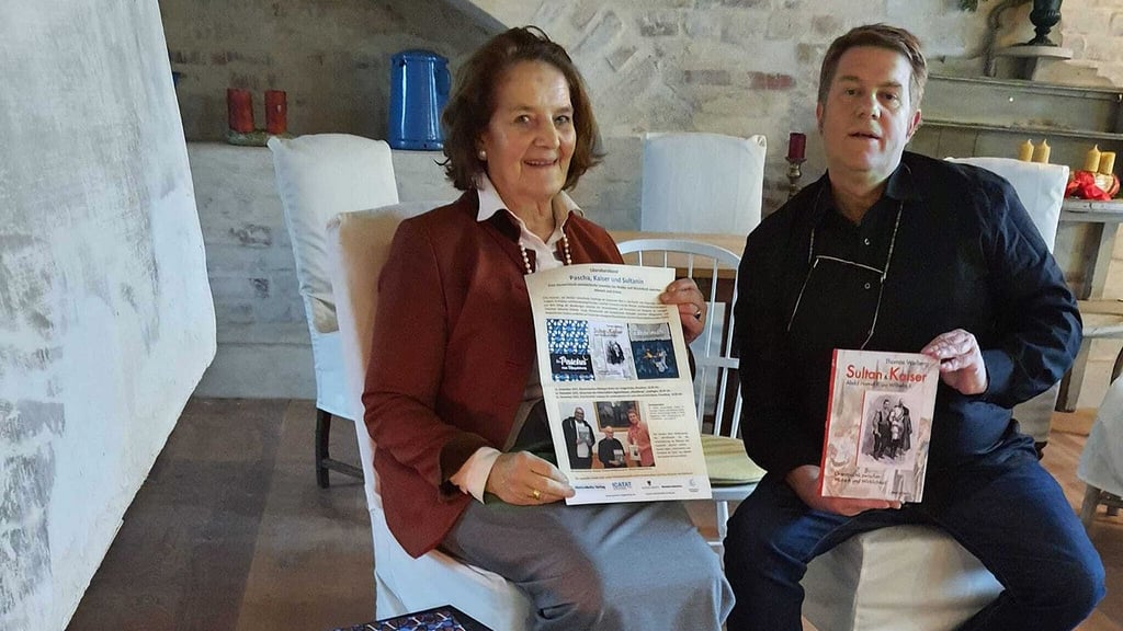 Maren von Bismarck und Mieste Hotopp-Riecke bei der Vorbesprechung der Lesung im Brauhaus in Briest. Sie freuen sich auf viele Gäste.