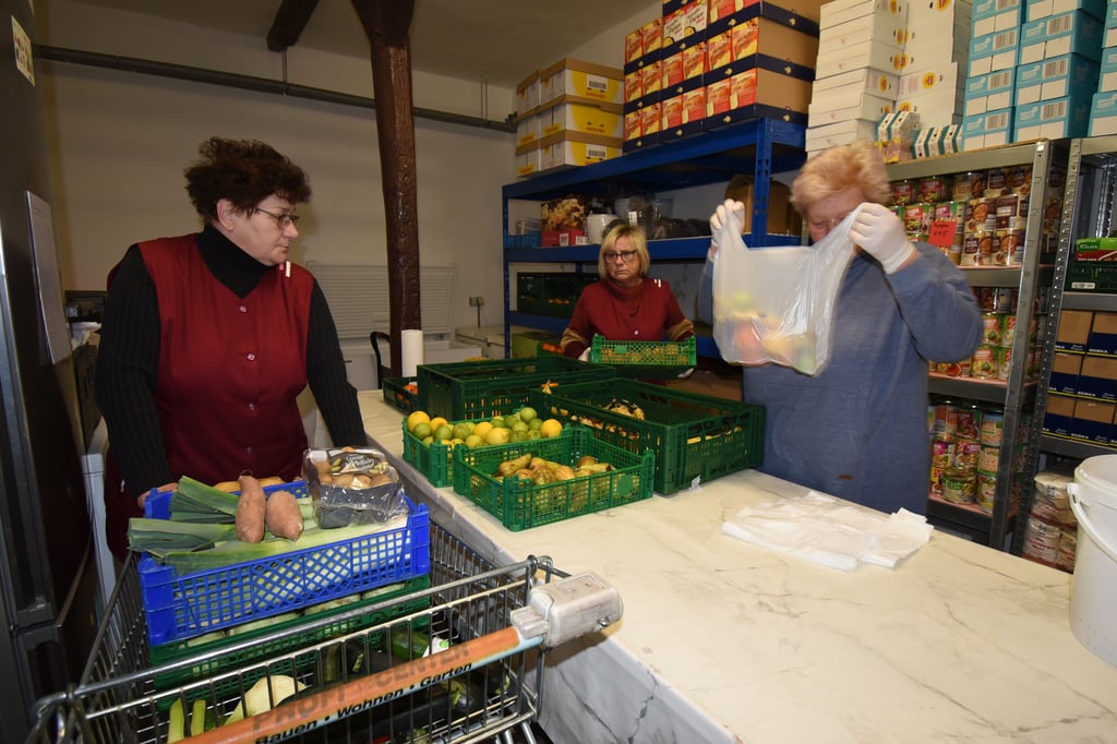 In der Egelner Tafel arbeiten mehrere ehrenamtliche Kräfte mit. Sie packen zum Beispiel die Kisten mit Lebensmitteln für die Kunden. Foto: René Kiel