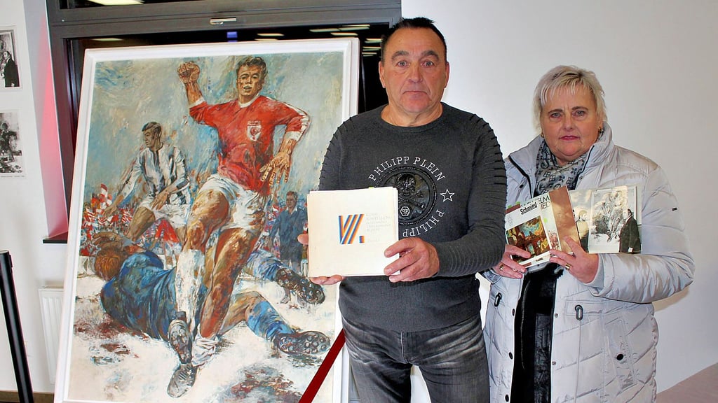 Reinhard und Iris Ziegler vor dem Gemälde "Siegestor" im HFC-Stadion