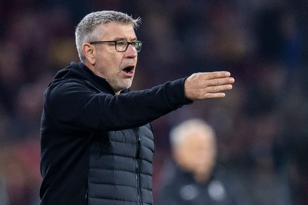 Union Berlins Trainer Urs Fischer gestikuliert.