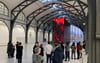 Eine große Installation der Künstlerin Sandra Mujinga steht in einer Halle im Museum Hamburger Bahnhof.