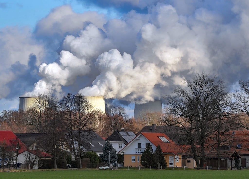 Wasserdampf steigt aus den Kühltürmen des Braunkohlekraftwerkes Jänschwalde der Lausitz Energie Bergbau AG (LEAG).