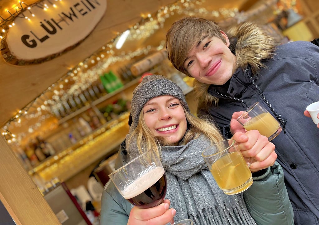 Johanna Ahlsleben und Nils Sänger testen das Glühwein-Angebot auf dem Weihnachtsmarkt 2022 in Wernigerode.