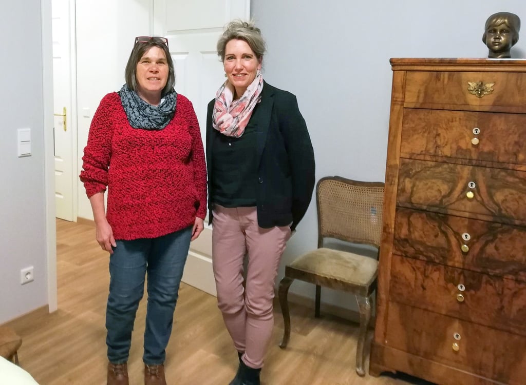 Im Herrenhaus der Mühle Göbitz gibt es vier neue Fremdenzimmer. Gastgeberin Andrea Hilser (links) führt Nicole Herrmann durchs Haus.