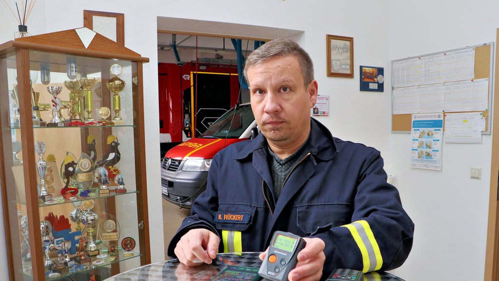 Elsters Ortswehrleiter Marcel Rückert erhält die Informationen über den Probealarm auf seinem Pieper und auf dem Mobiltelefon.
