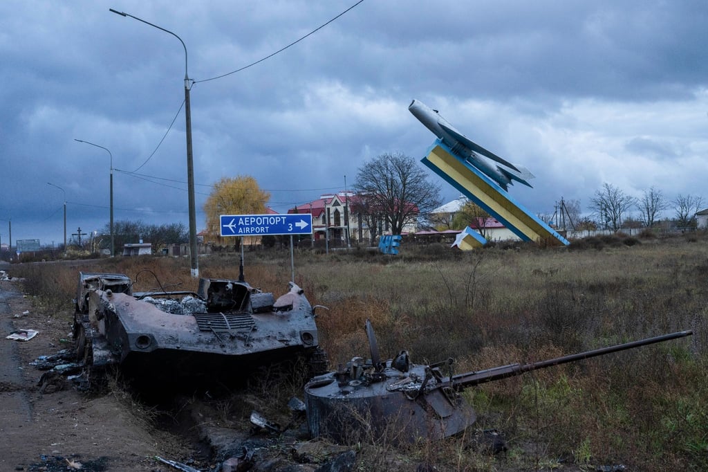Ein zerstörtes gepanzertes Fahrzeug steht am Rand eines Feldes in Cherson im Süden der Ukraine.
