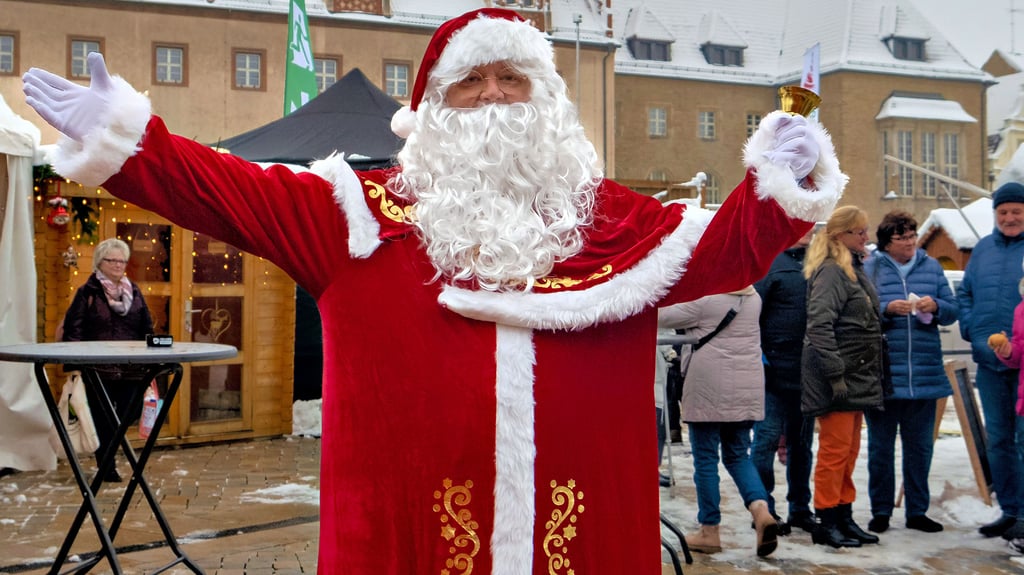 Der Weihnachtsmann alias Udo Höntsch lädt an diesem Samstag und Sonntag noch einmal Groß und Klein auf den Zeitzer Weihnachtsmarkt ein. Seine letzte Sprechstunde hält er noch einmal am Samstagnachmittag ab 15 Uhr ab.