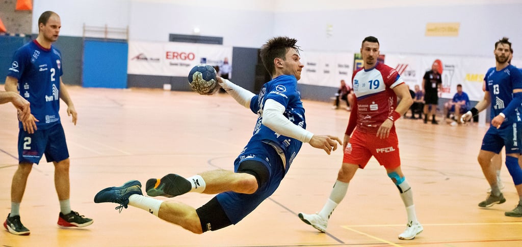 Richard Vogel, Neuzugang auf der Rechtsaußen-Position, macht seinem Namen alle Ehre und fliegt zum Wurf in den Kreis - hier im Heimspiel des HC Burgenland gegen Glauchau/Meerane. Am Samstag ab 20 Uhr wird er gegen den HC Aschersleben im Naumburger „Euroville“ auf Torejagd gehen.