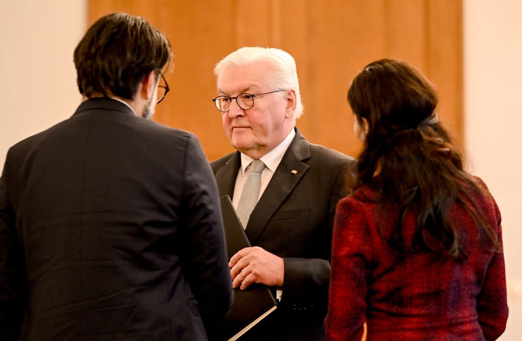 Bundespräsident Frank-Walter Steinmeier im Schloss Bellevue mit iranischstämmigen Vertretern aus Wissenschaft, Kultur und Journalismus.