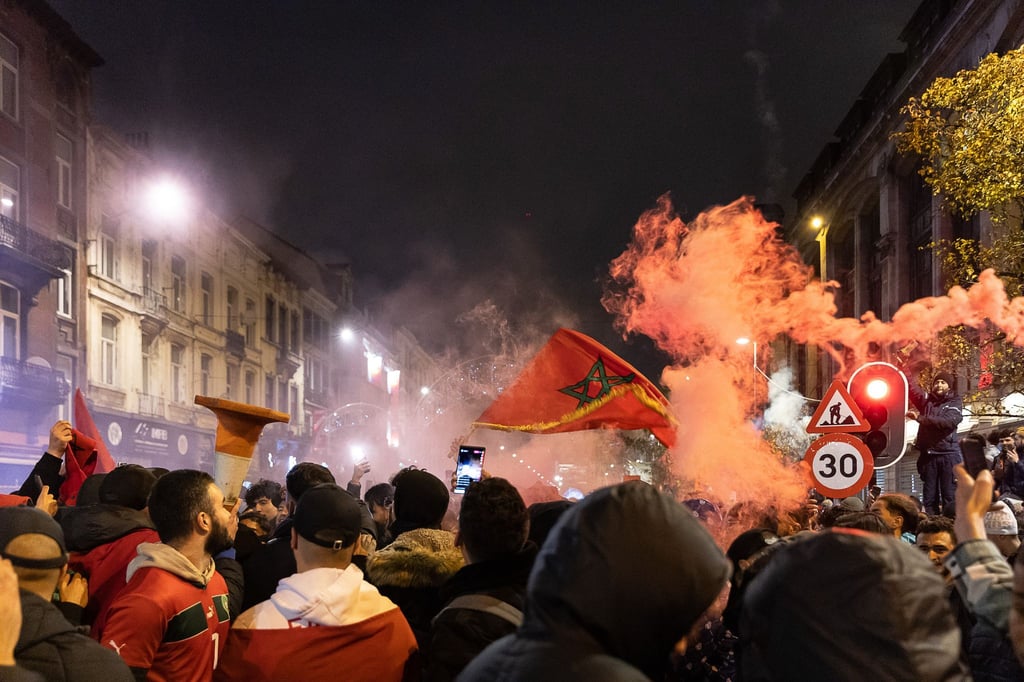 Marokko-Fans feiern in Brüssel nach dem Sieg ihrer Mannschaft im Elfmeterschießen.
