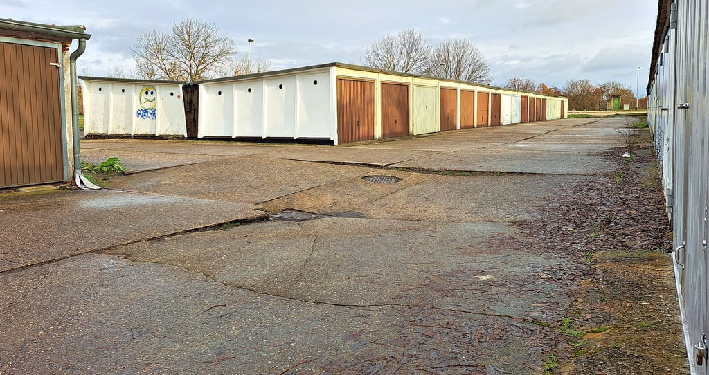 Die Kanalisation unter dem Garagenhof ist und bleibt ein Sorgenkind. Seit Jahren hat die Stadt hier Investitionen gescheut.