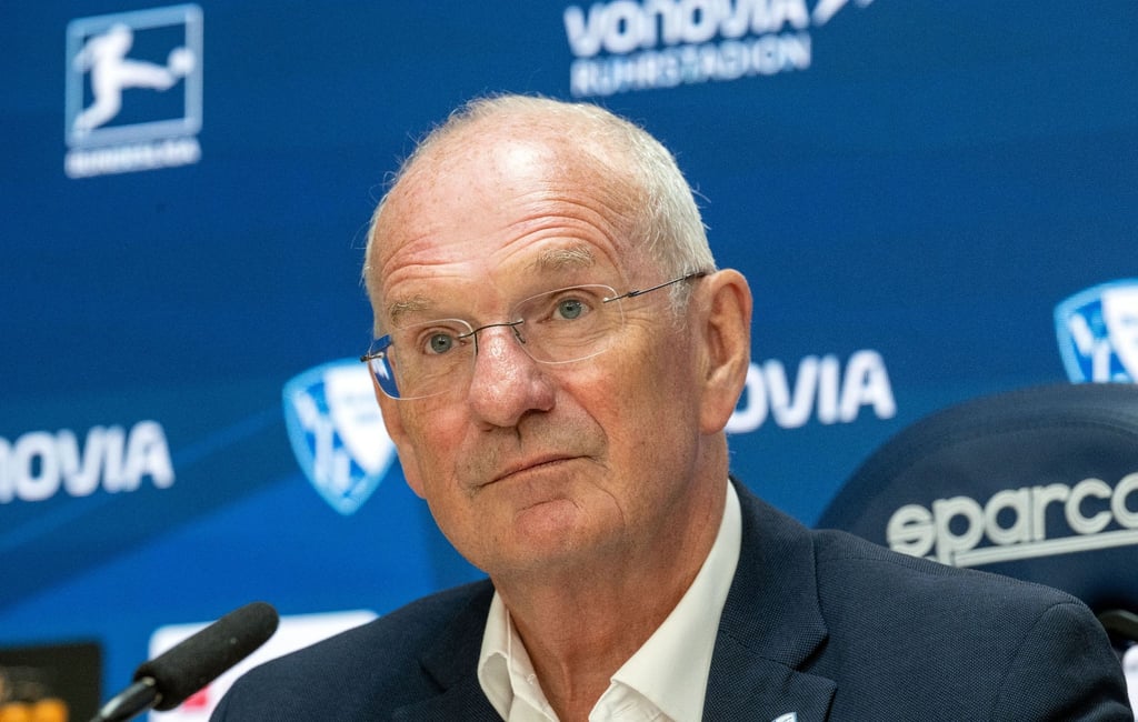 Bochums Vorstandsvorsitzender Hans-Peter Villis bei einer Pressekonferenz.