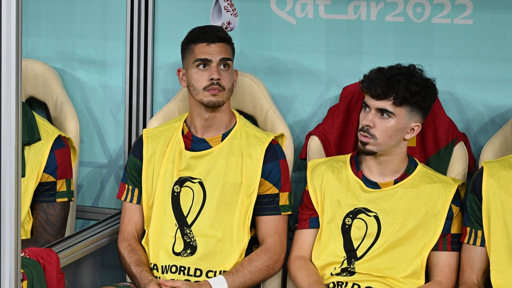 André Silva (l.) blieb nur einem Platz auf der Bank.