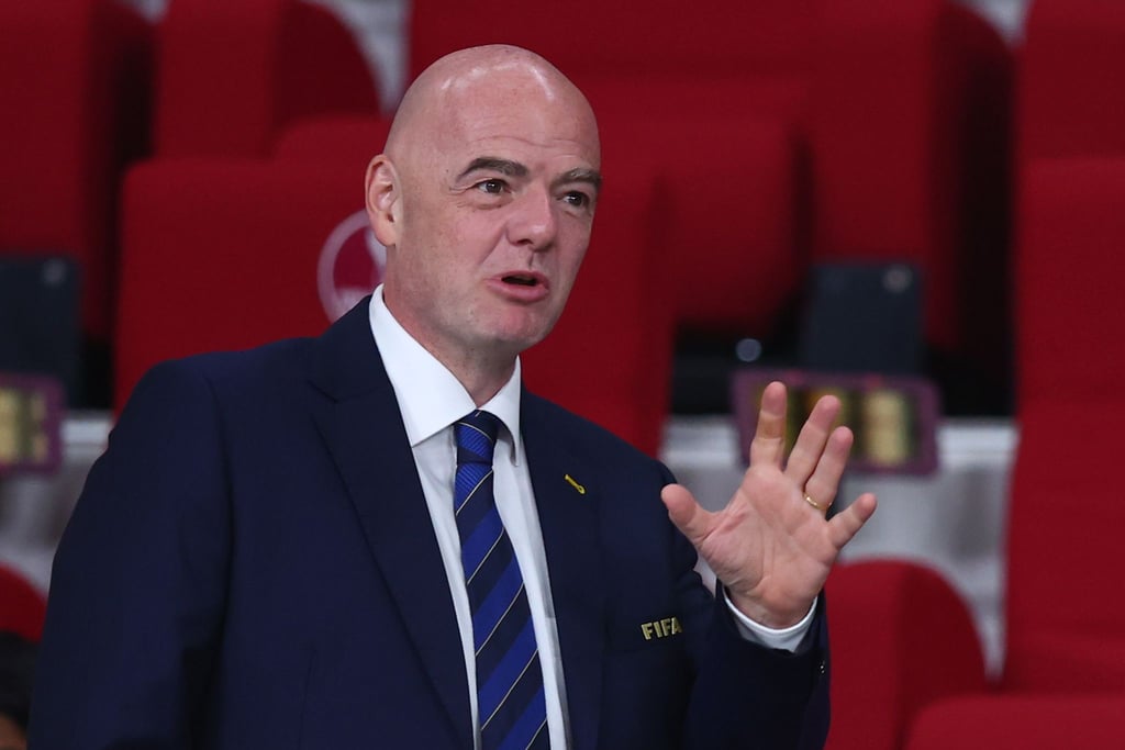 FIFA-Präsident Gianni Infantino steht im Chalifa International Stadion auf der Tribüne.