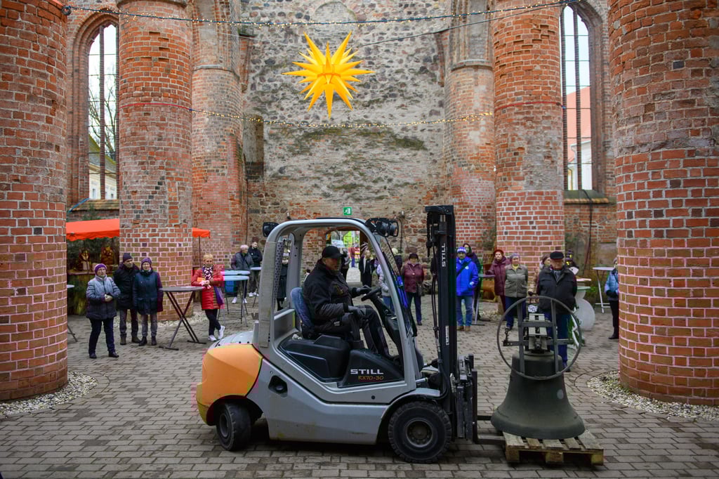 Die Kirchenglocken werden in ein Übergangsquartier gebracht.