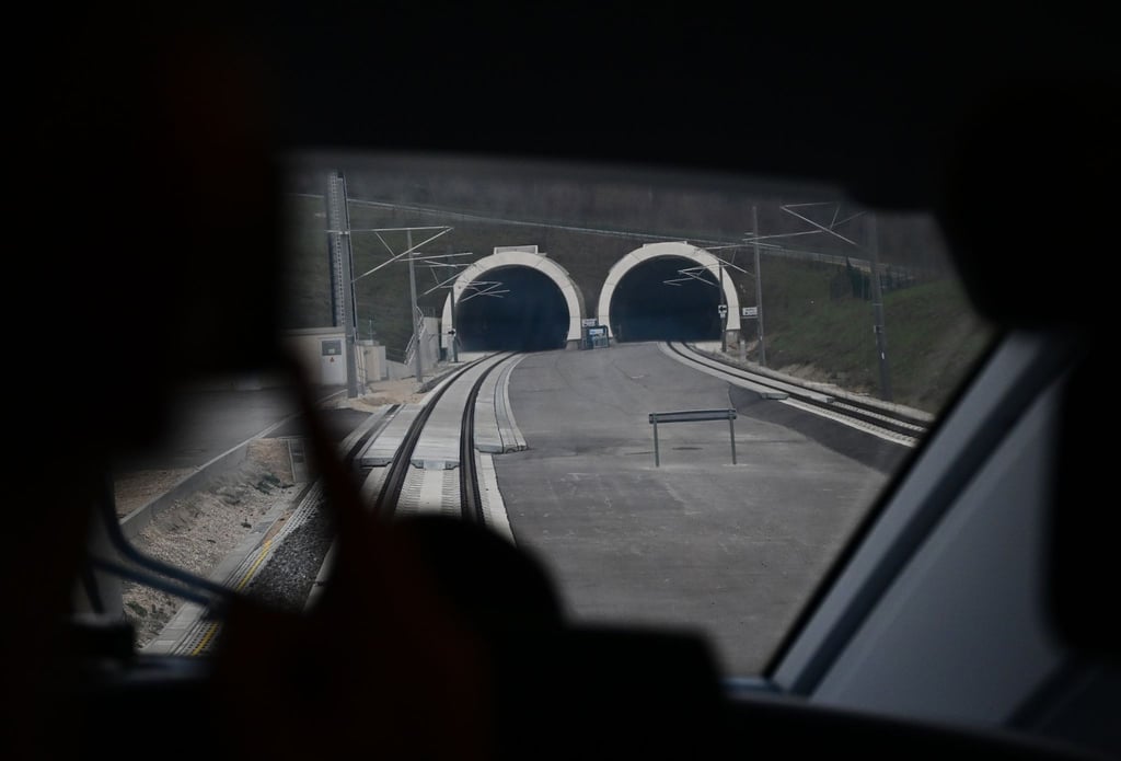 Bei der Sonderfahrt zur feierlichen Eröffnung der Bahn Neubaustrecke Wendlingen-Ulm im Sonderzug ist beim Blick aus dem Lokführerstand die Neubaustrecke zu sehen.