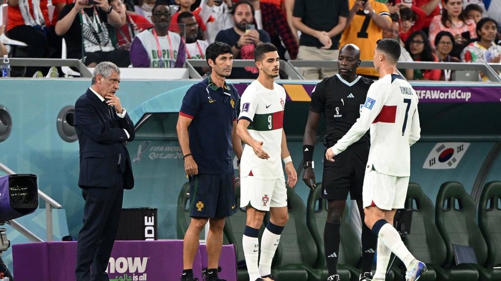 André Silva bei seiner Einwechslung für Cristiano Ronaldo (r.) gegen Südkorea.