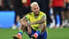 Brasiliens Neymar sitzt nach der Niederlage gegen Kroatien enttäuscht auf dem Spielfeld.