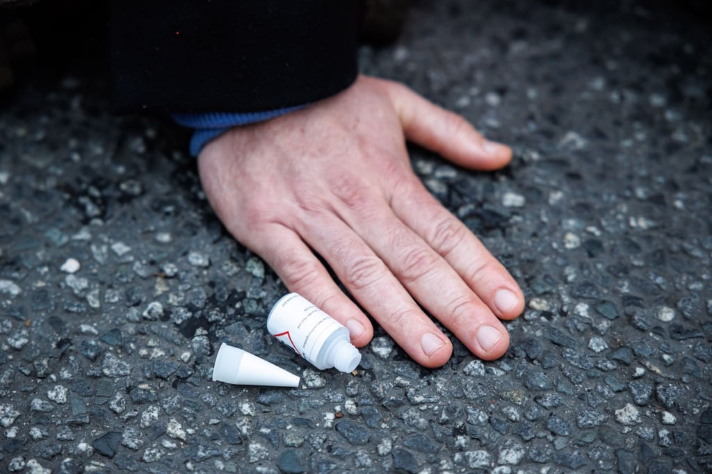 Ein Klimaaktivist hat sich am Stachus mit seiner Hand auf die Straße geklebt.