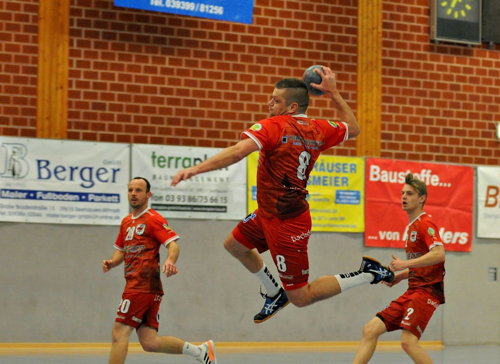 Oliver Wille, Philipp Kiebach, Moritz Renner (von links) und die SG Seehausen reisen zum Kreisderby zum HV Lok Stendal.