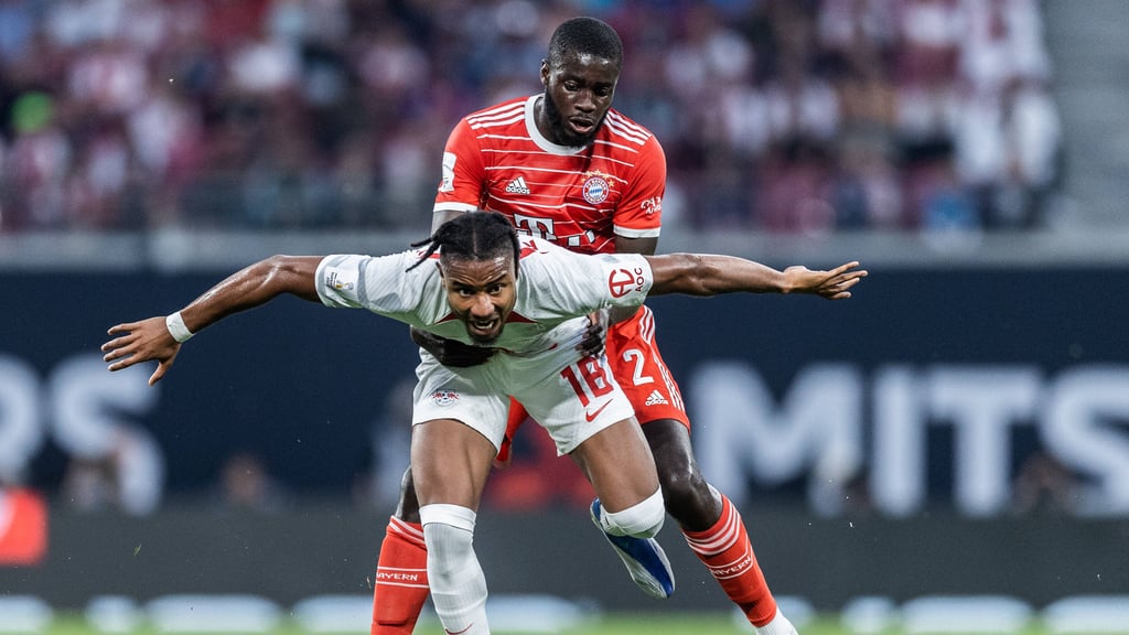 Christopher Nkunku (unten) im Duell mit seinem Ex-Mitspieler Dayot Upamecano vom FC Bayern.