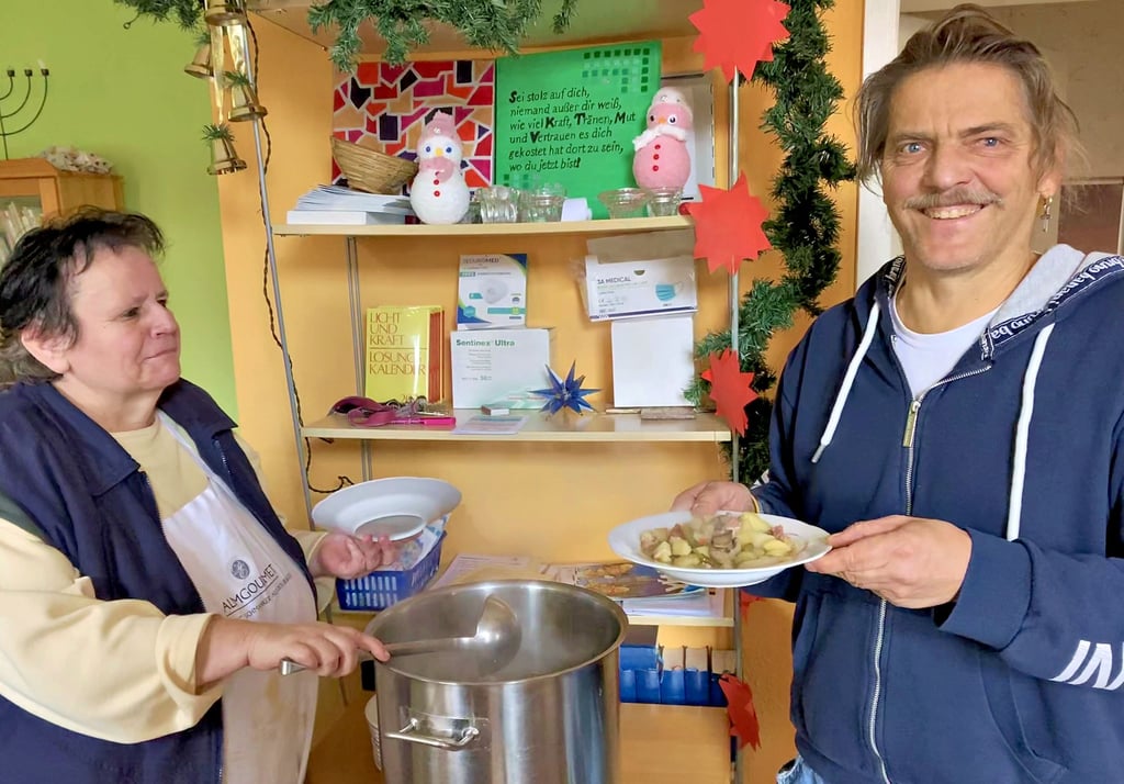 Eine warme Mahlzeit für jeden, der kommt: Pastor Jörg Recknagel und Mitarbeiterin Manuela Puchelt teilen im Haus der Gemeinde Eintopf aus.