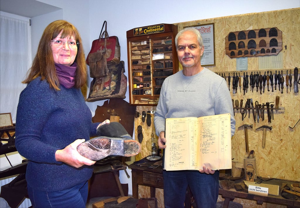Helga und Gerd Müller sind froh, dass ein Stück ihrer Familiengeschichte seit diesem Jahr das Heimat- und Apothekenmuseum in Weferlingen bereichert.