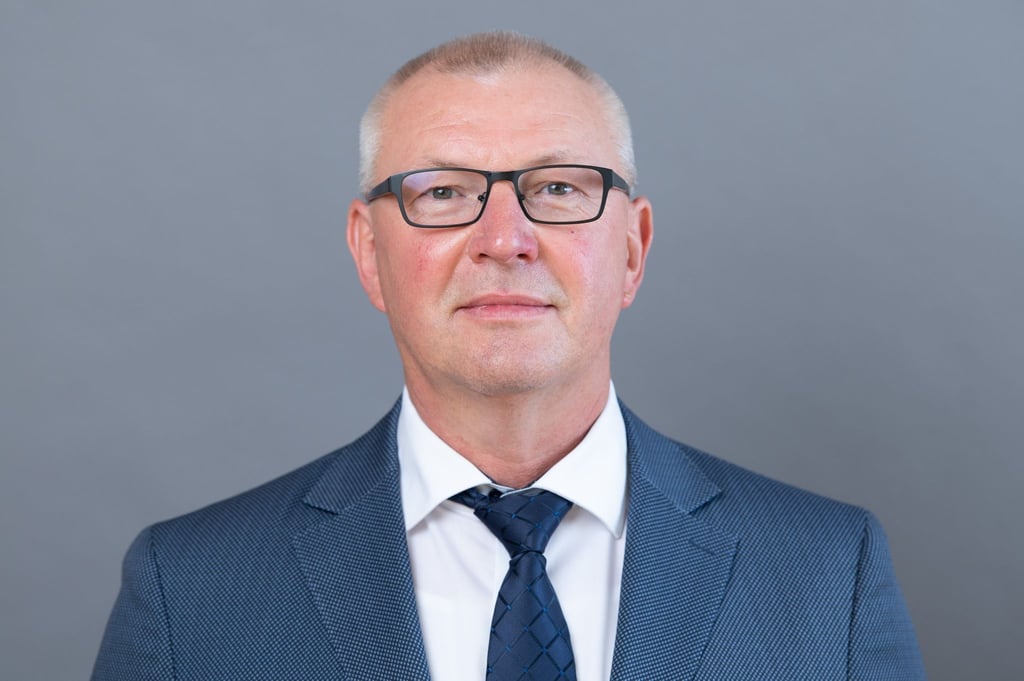 Lothar Waehler (AfD), Landtagsabgeordneter, steht anlässlich der konstituierenden Sitzung des Landtags vor einer Fotowand.
