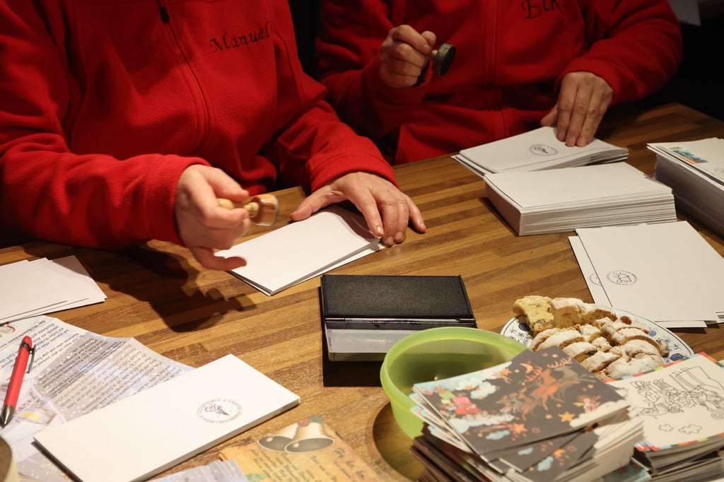 Briefe werden beantwortet im Weihnachtsmannpostamt in Himmelsberg.
