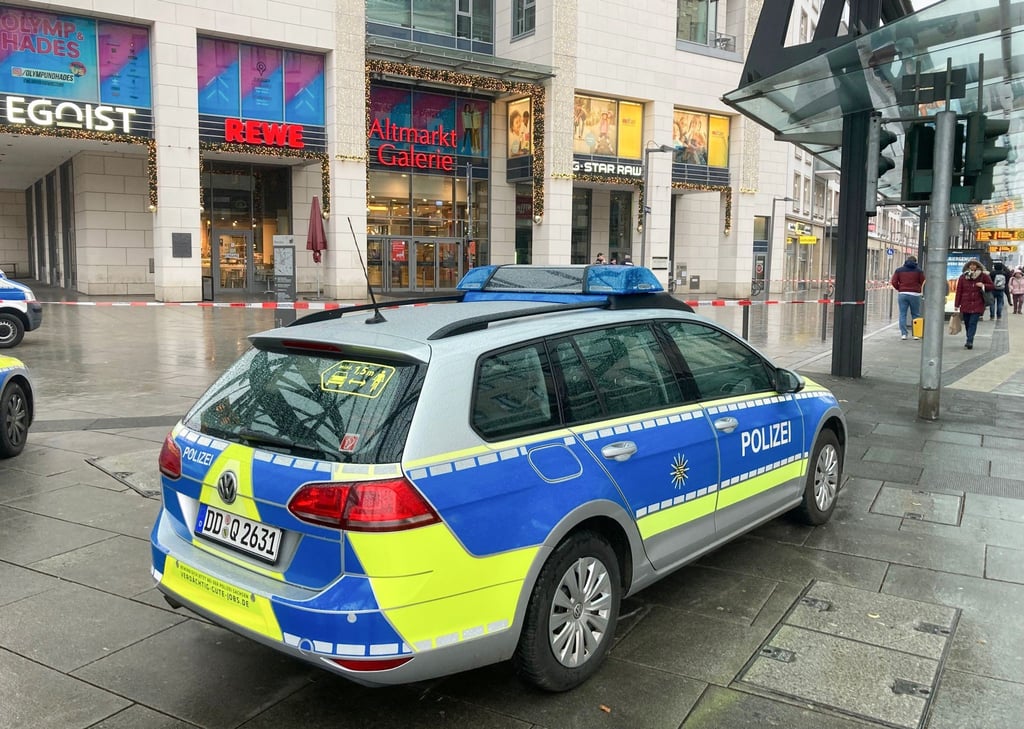 Die Polizei hat die Altmarktgalerie nach einer Geiselnahme abgesperrt.