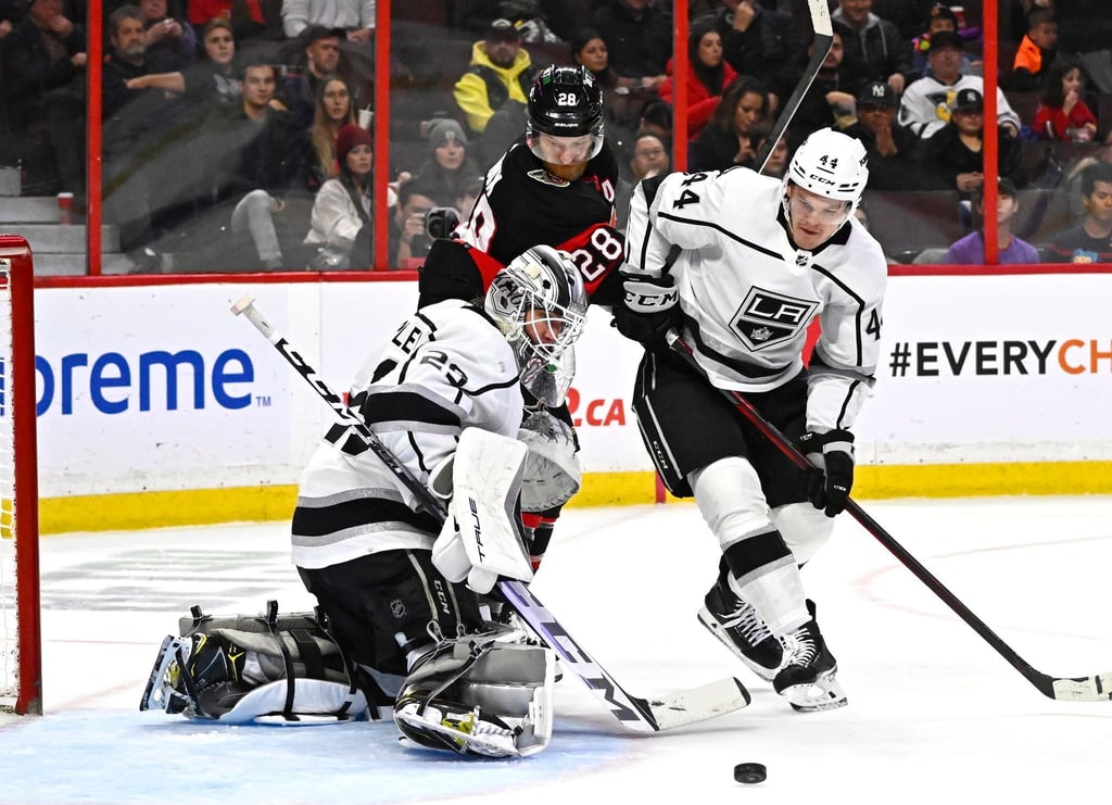 Claude Giroux (M) von den Ottawa Senators in Aktion mit Pheonix Copley (l) und Mikey Anderson (r) von den Los Angeles Kings.