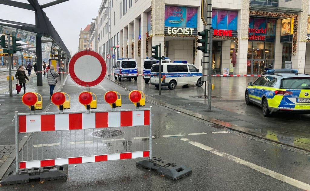 Die Polizei hat die Altmarktgalerie nach einer Geiselnahme abgesperrt.