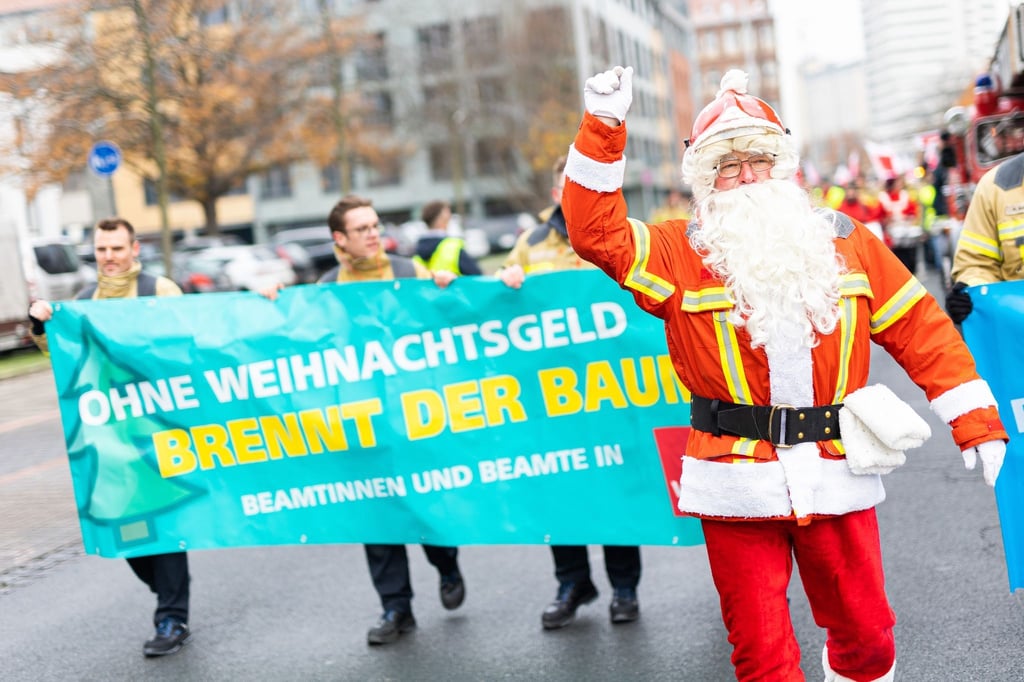 Niedersächsische Feuerwehrleute demonstrieren für Weihnachtsgeld.