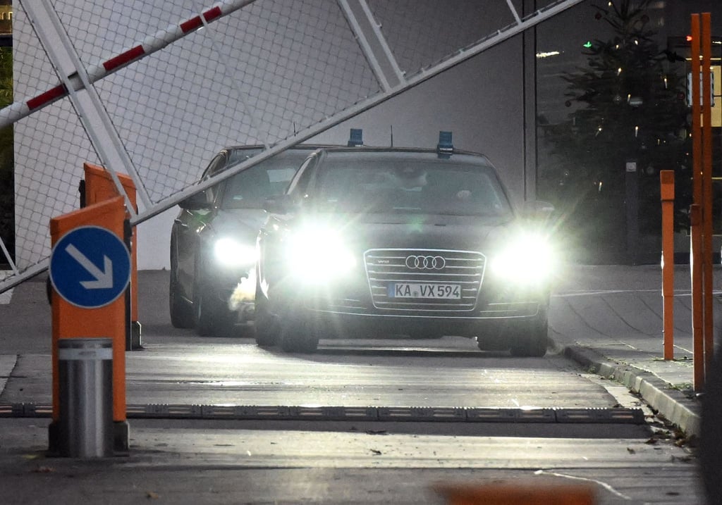 Zivile Polizeifahrzeuge fahren aus der Außenstelle des Bundesgerichtshof.