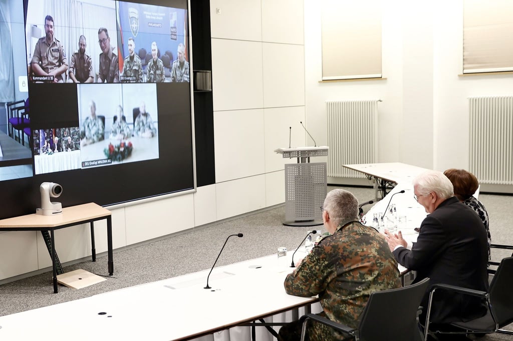 Frank-Walter Steinmeier (M), seine Ehefrau Elke Büdenbender (r) und Generalleutnant Bernd Schütt (l in einer Videokonferenz mit Soldatinnen und Soldaten aus den Einsatzorten Mali, Süd-Sudan, Kreta und Litauen.