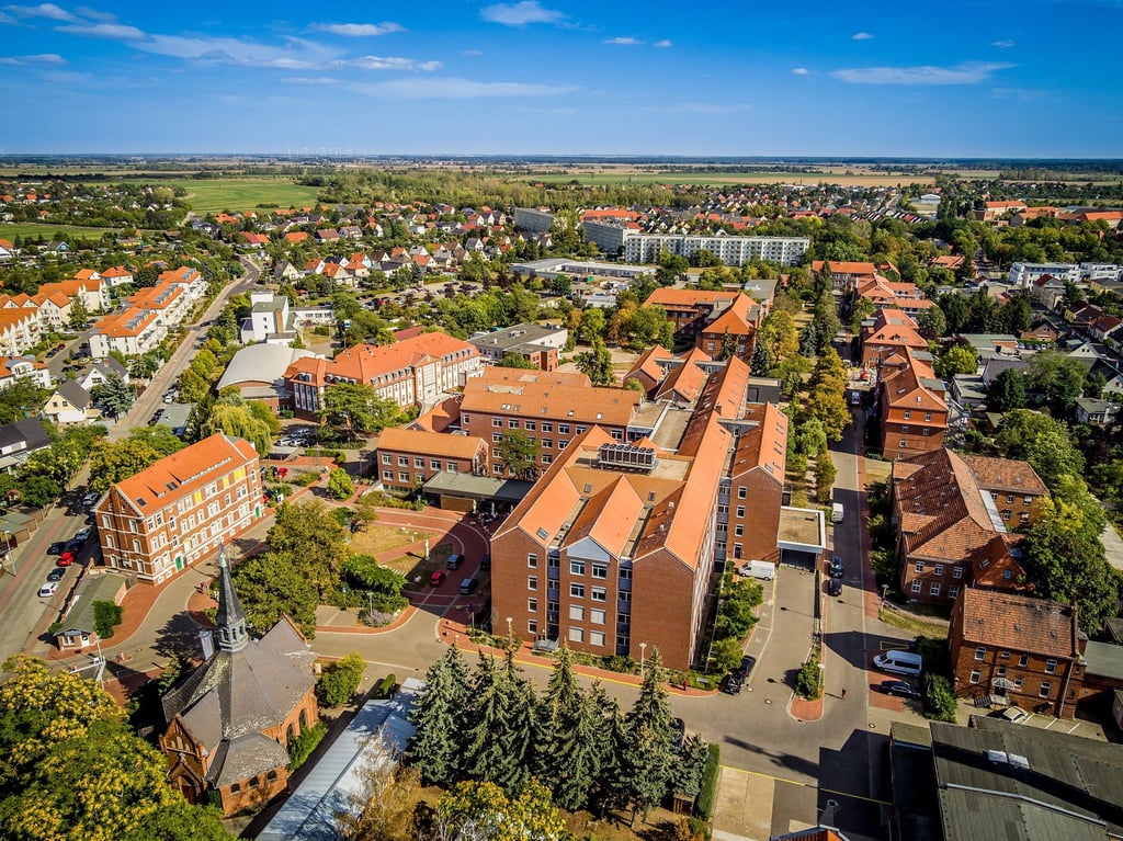Am Stammsitz der Pfeifferschen Stiftungen in Magdeburg Cracau werden ein Krankenhaus, ambulante Praxen, Alten- und Behinderteneinrichtungen betrieben.