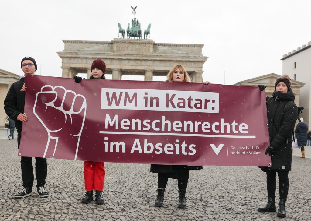 Aktivisten der Gesellschaft für bedrohte Völker demostrieren am Tag des WM-Eröffnungsspiels für Menschenrechte in Katar.