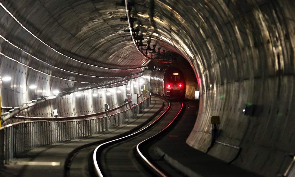 Eine S-Bahn fährt durch den City-Tunnel in Leipzig.