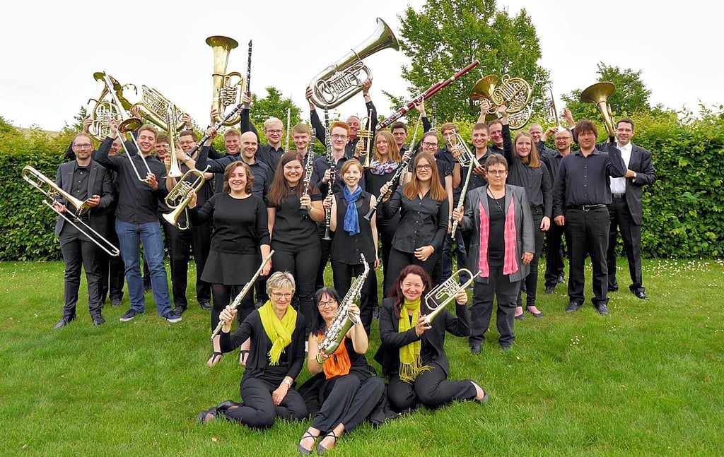 Großes Bläserensemble: Aus einer reinen Blechbläsergruppe von zwölf Personen entstand das heutige Große Bläserensemble. Der ehemalige Musiklehrer und Gründer Olaf Garbosnik hat die Holzbläser integriert und dadurch eine sinfonische Besetzung geschaffen. Heute musizieren hier über 20 Mitglieder unter der Leitung von Günter Schaumberger. Konservatorium Magdeburg