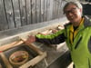 Hitoshi Tanaka, Chef des berühmten Hyotan Onsen, erklärt die traditionelle Kochmethode „Jigoku Mushi“ („Höllen-Gedämpftes“).