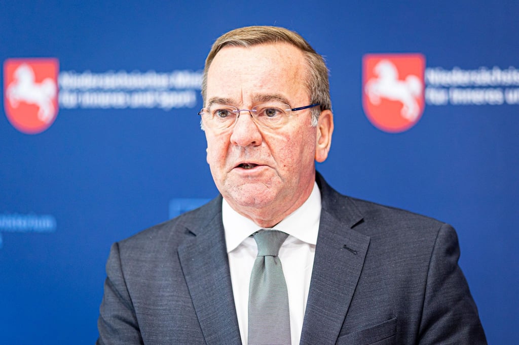 Boris Pistorius (SPD), Innenminister von Niedersachsen, gibt ein Pressestatement ab.