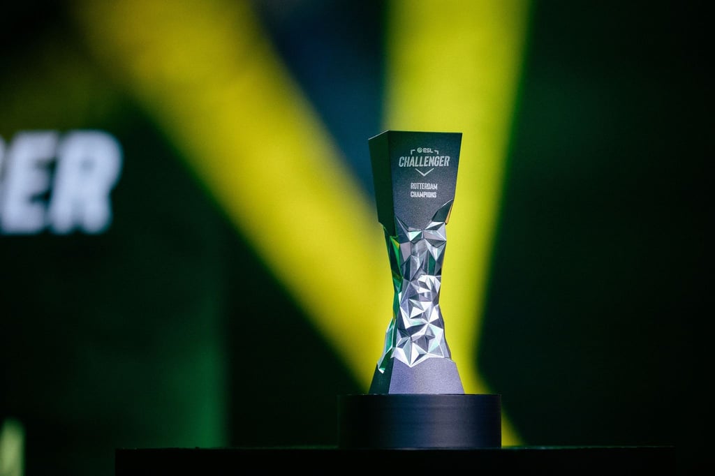 Der Pokal beim CS:GO-Turnier ESL Challenger Rotterdam ging an das russische Team Outsiders.