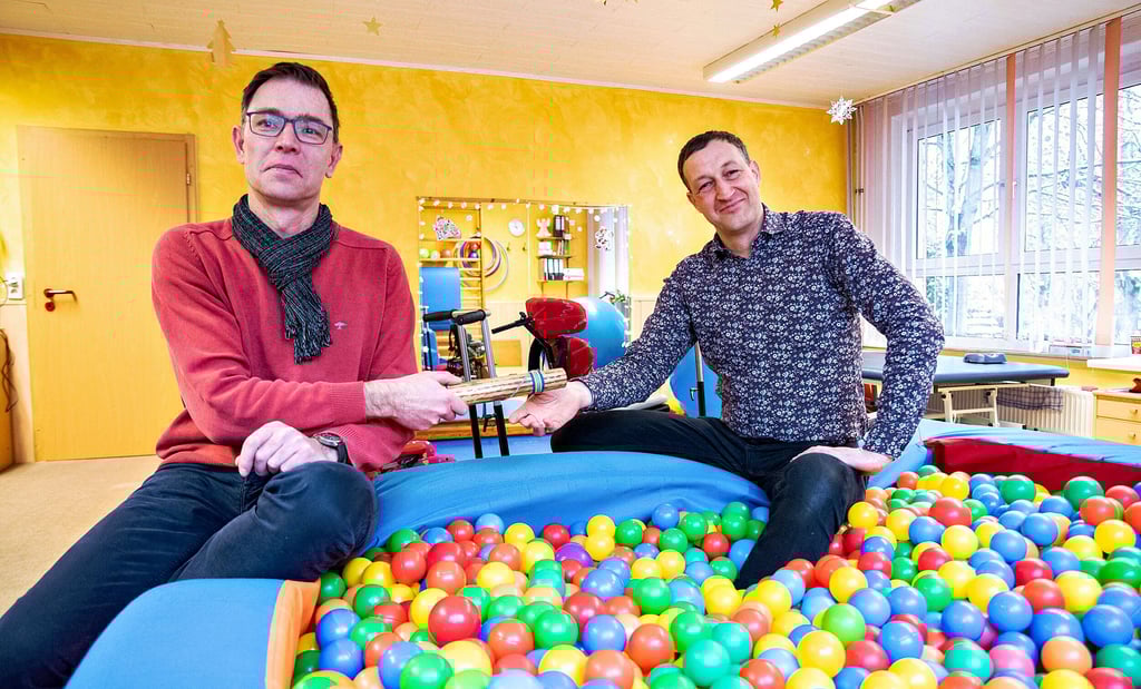 Chefwechsel beim Behindertenverband: Jan Kühne übergibt in der Physiotherapie der Kita „Wirbelwind“ symbolisch den Staffelstab an Tobias Nahlik.