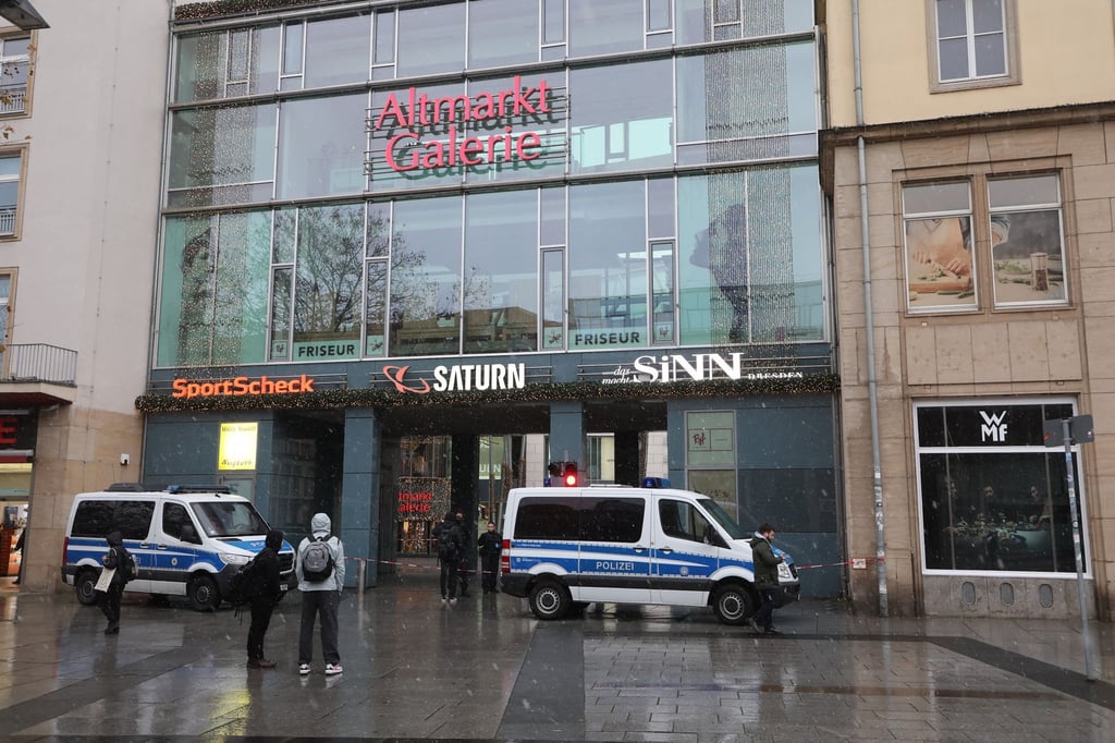 Das Gelände um die Altmarkt Galerie ist durch die Polizei nach einer Geiselnahme abgesperrt.