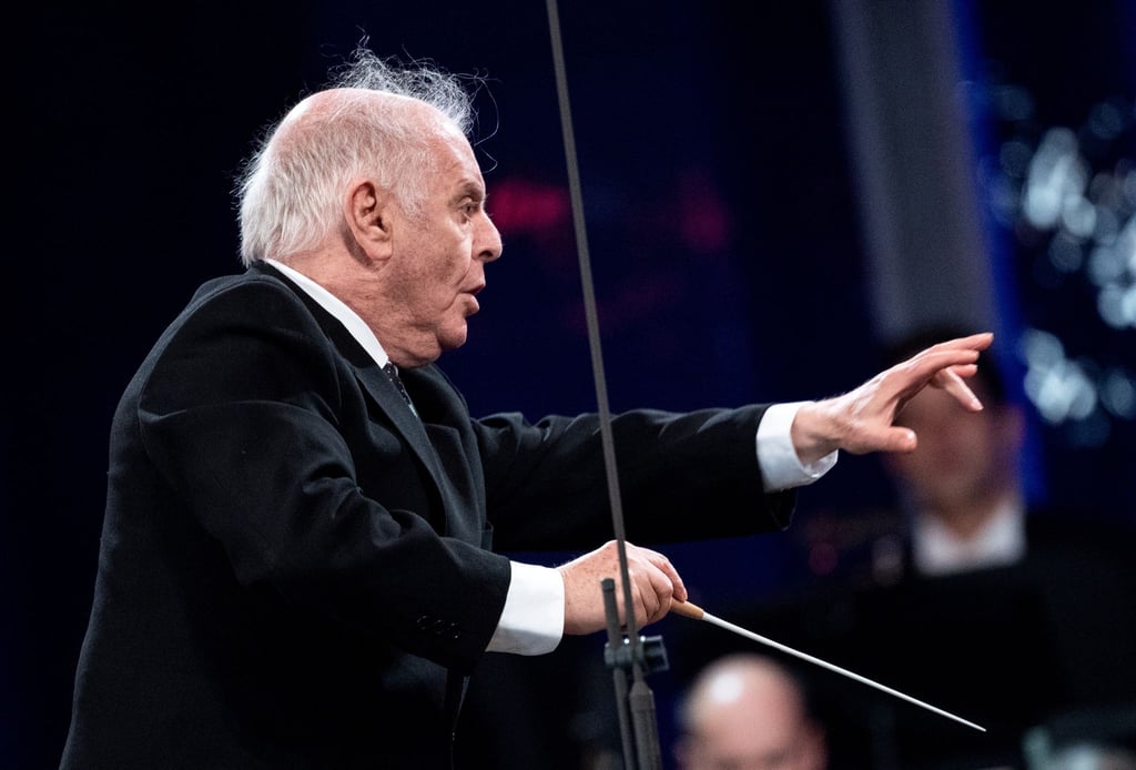 Daniel Barenboim und die Staatskapelle spielen bei der Feier anlässlich der Festivalwoche „30 Jahre Friedliche Revolution - Mauerfall“ am Brandenburger Tor.