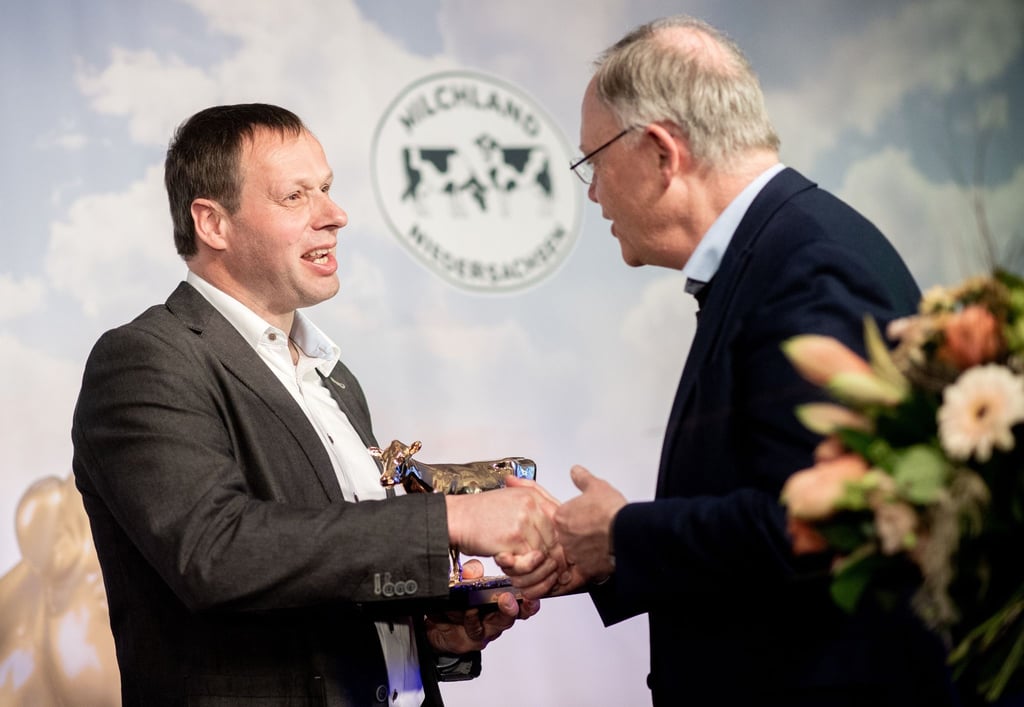 Niedersachsens Ministerpräsident Stephan Weil (r) übergibt die „Goldene Olga“ an Ulrich Westrup.