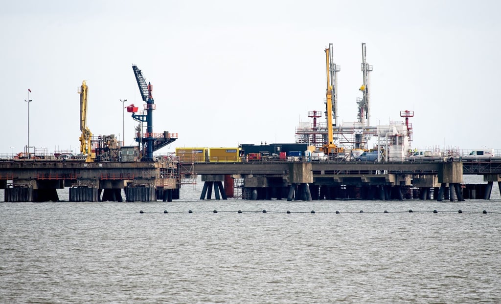 Technische Anlagen stehen auf dem Anleger für das LNG-Terminal in der Nordsee vor Wilhelmshaven.