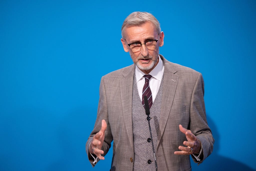 Armin Schuster spricht bei einer Pressekonferenz.