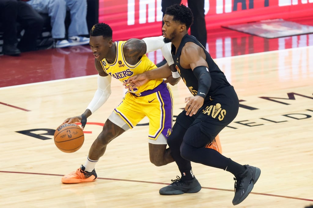 Donovan Mitchell (r) von den Cleveland Cavaliers im Zweikampf mit Dennis Schröder von den Los Angeles Lakers.