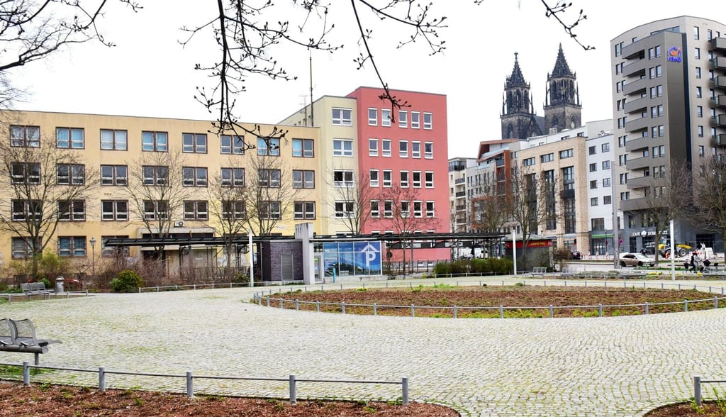 Der Friedensplatz am Breiten Weg in Magdeburg – beste Lage samt Domblick – zeichnet sich nicht durch Verweilqualität aus.